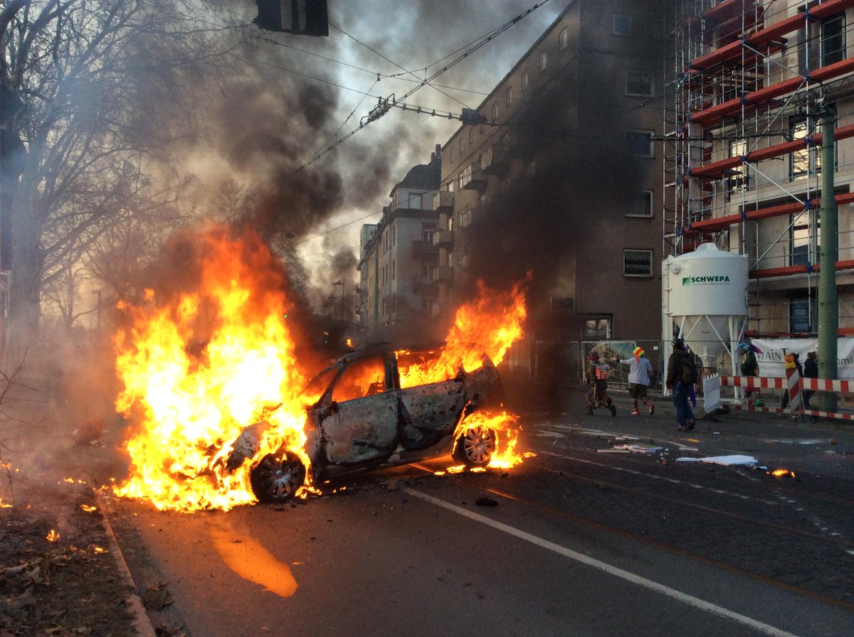 #Blockupy-Proteste: Tränengas, Straßenschlachten und brennende Autos. Bilder jetzt online. fnp.de/bilderstrecken…