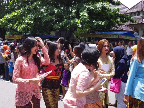 "<a href="/riraen/">mogo fresha</a>: Mbak-mbak pembagi brosur. Masih, suasana kirab di Malioboro. "asli jogja ki,manteb