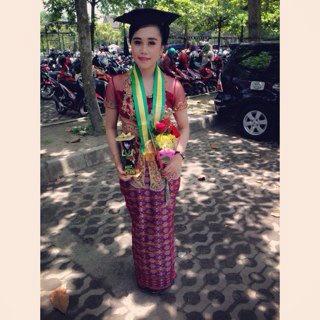 Happy graduation mba cantiiik. Luar biasa skali 3.5 thn kuliahnya. Buat tmn2, monggo d jdkn panutan @Epinkhardiyanti