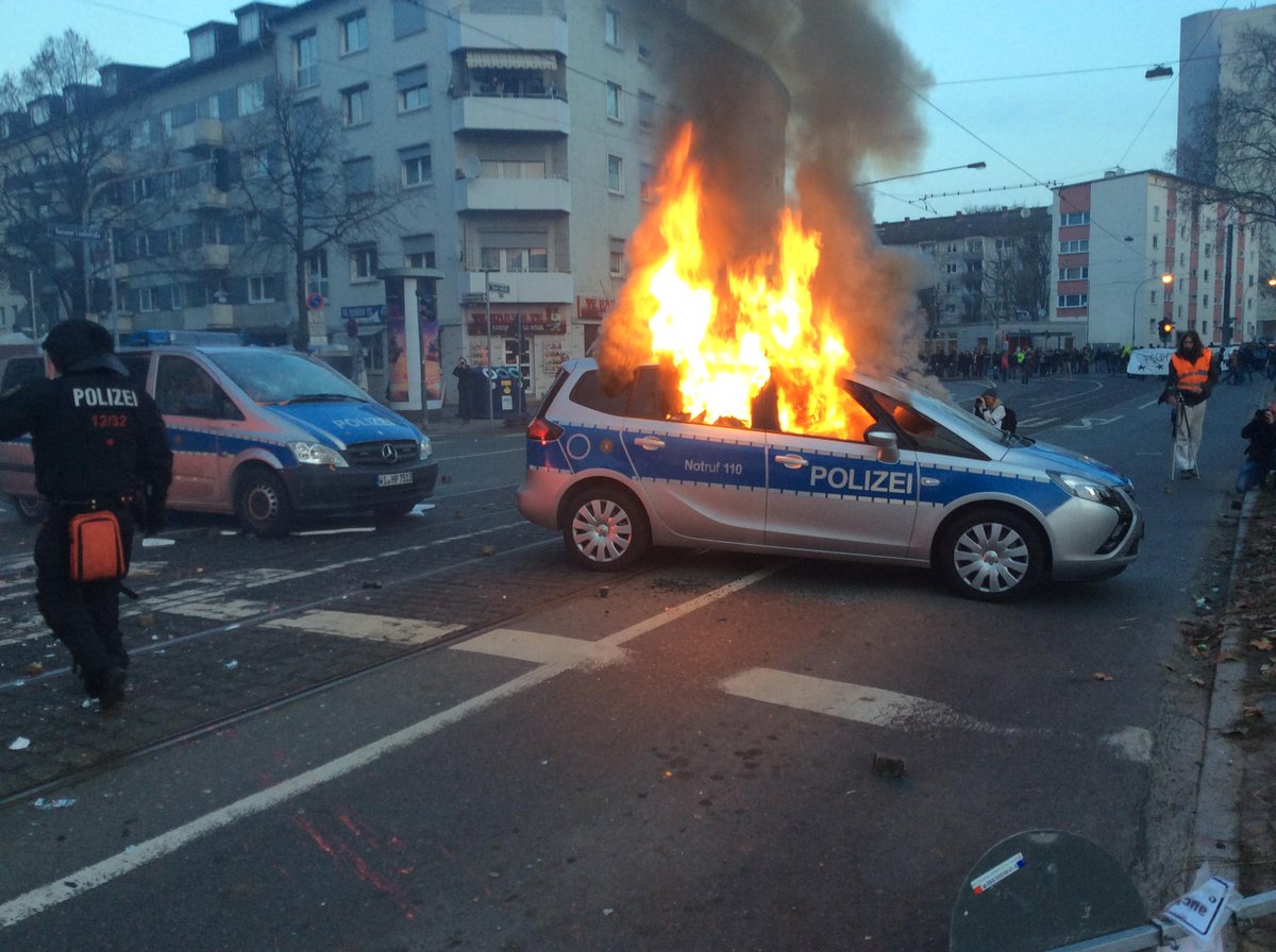 Heftige Bilder aus #Frankfurt: Polizeiauto in Flammen aufgegangen. Zum #Blockupy-Liveticker. fnp.de/lokales/frankf…