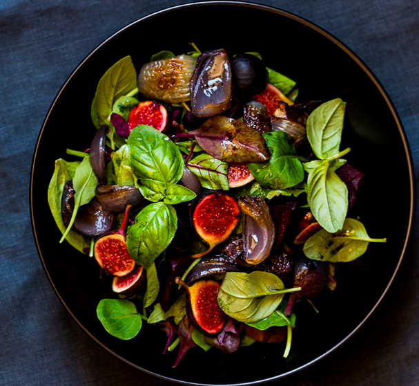 findingvegan's tweet photo. Simple + beautiful salad with spinach, basil, figs, balsamic, onion. http://t.co/P37qJz4F25 by @heinstirred http://t.co/BE34YS43iY