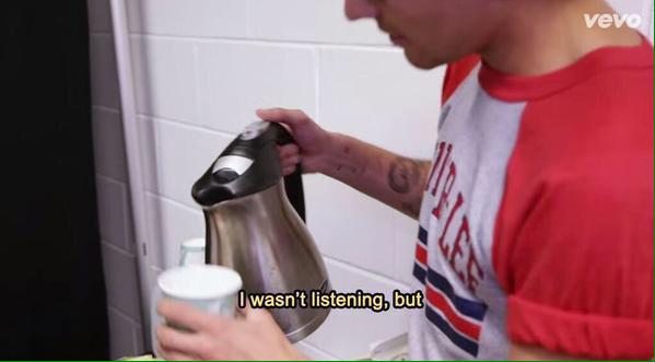 Ashtonsways's tweet photo. "I'm glad zayn and perrie broke up" http://t.co/vAdpUoyxGw