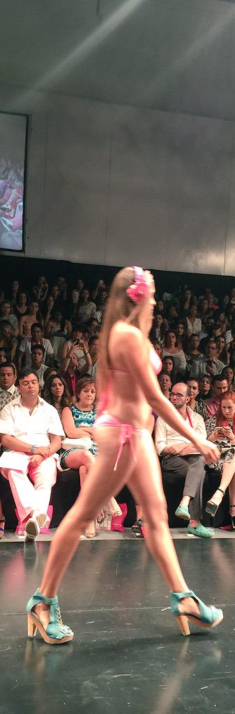 JOTAMAYA1's tweet image. Todo era perfecto haste que presentaron esta pasarela en vestido de baño @IXEL_MODA 👎👎👎 #badmodels 🙈@Cromoscomco