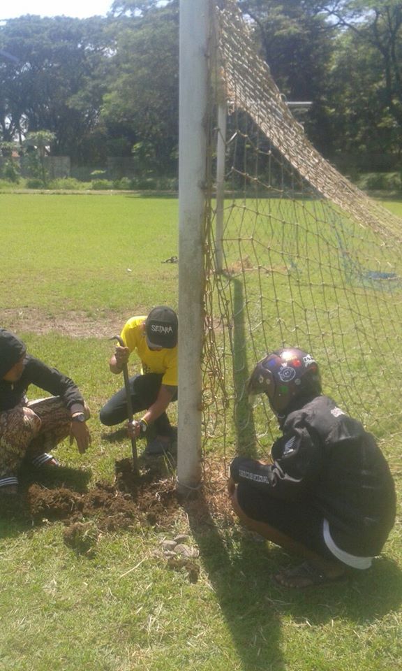 infotegal's tweet image. Kerja bakti di GOR Trisanja. Yg pny waktu luang, langsung ke lokasi aja. foto: #Skaterz