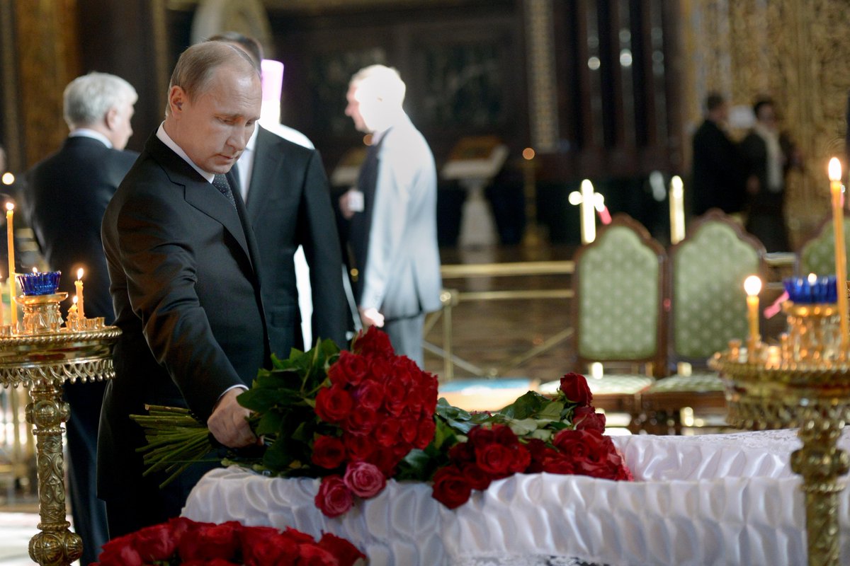 XHespanol's tweet photo. .@PutinRF durante ceremonia de despedida en homenaje a #ValentinRasputin, en Moscú, Rusia. (Xinhua/ZP) da http://t.co/frtY2ncIJa