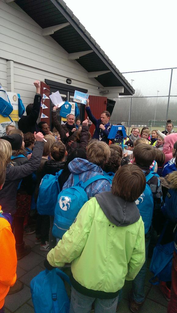 Burgemeester van der Kamp overhandigd cheque van 10.800 euro aan stichting du pont voor de aanleg van 3 waterputten!