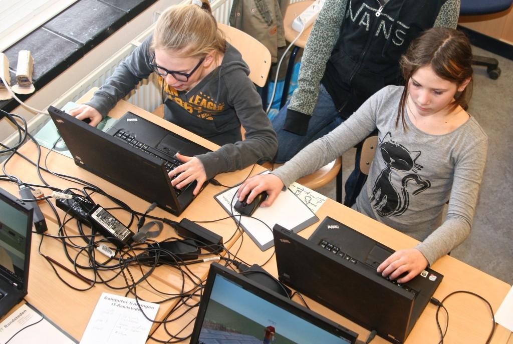Reporters_nl's tweet image. Kinderen bouwen school voor de toekomst in #Minecraft. blendle.com/i/tpo-magazine… @ernomijland in #Blendle