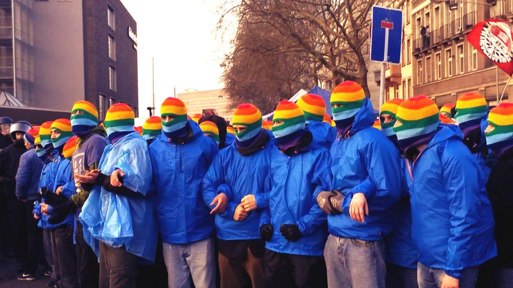 NapoliProject's tweet photo. #raimbowblock #blockupy #18M @ilmanifesto @Blockupy http://t.co/Ei9ebsPNgZ