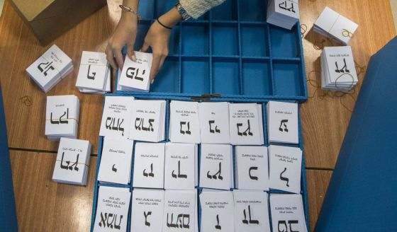 el_pais's tweet photo. Las cinco noticias que debes conocer mientras desayunas http://t.co/SN2HmVL6pE http://t.co/7EQwWaA5Nk