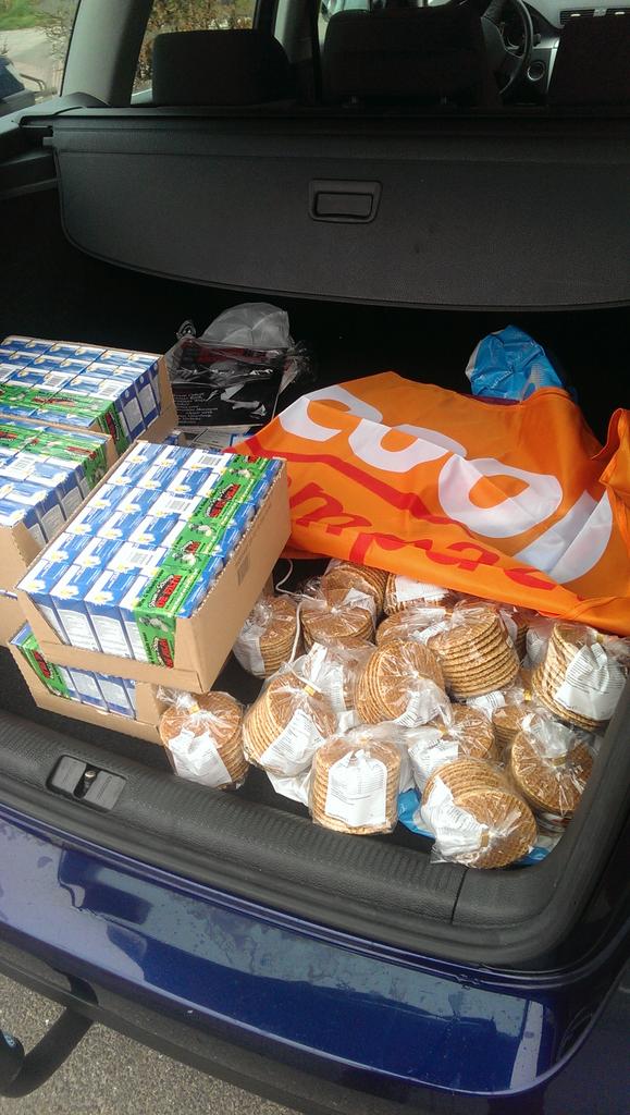 Wandelen voor Water! De versnaperingen van de sponsor aangekomen bij sporthal De Meerkoet.