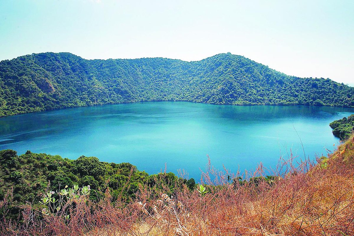 hariankompas's tweet photo. Terletak di tengah Pulau Satonda di Kabupaten Dompu. Keunikan danau ini adalah asinnya air danau #TamboraChallenge https://t.co/bJlZlmDKVz