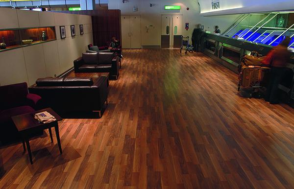 Heathrow's Premium Check-in zone heeft een #BerryAlloc High-Tech vloer. Raad jij welke het is?