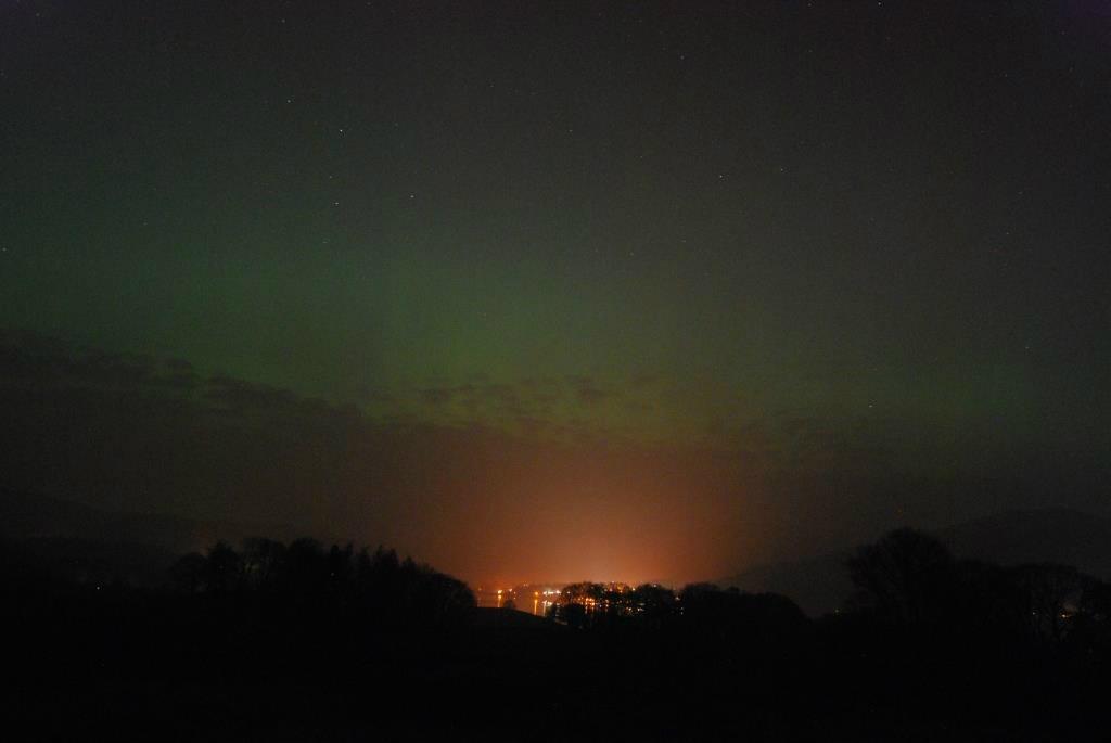 CumbriaWeather's tweet photo. RT @NTLakesFells: #aurora over #Ambleside from #Wraycastle last night @BBC_Cumbria @BBCBreakfast @nationaltrust http://t.co/yyVd1VPNsn