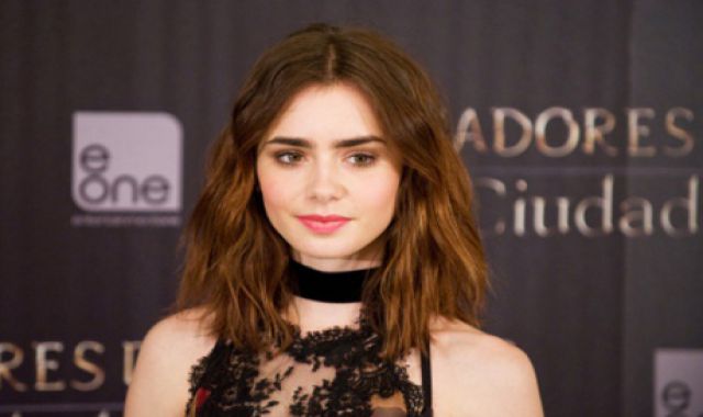  Premiere.fr: Happy Birthday... Lily Collins : l\actrice en 15 clichés glamour et sexy 