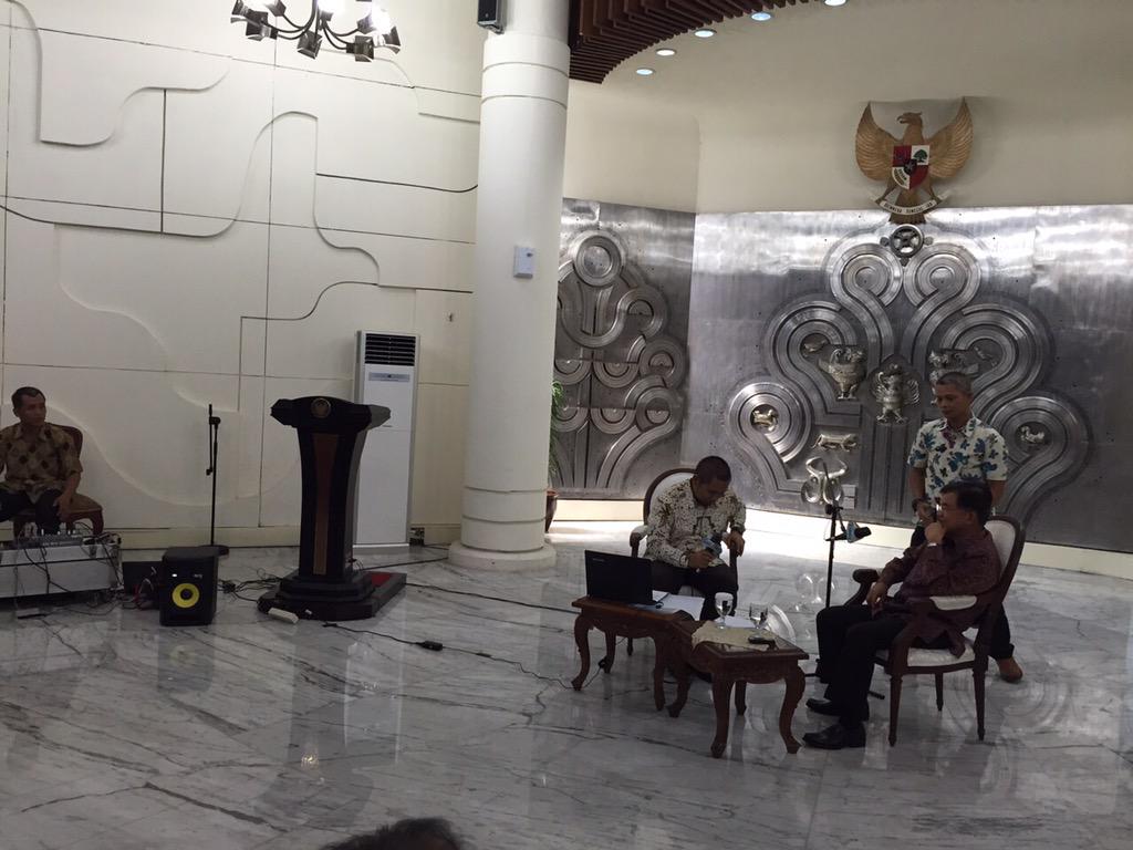 Pak_JK's tweet photo. Menerima wawancara dgn El Shinta http://t.co/4Ygq6TXfom