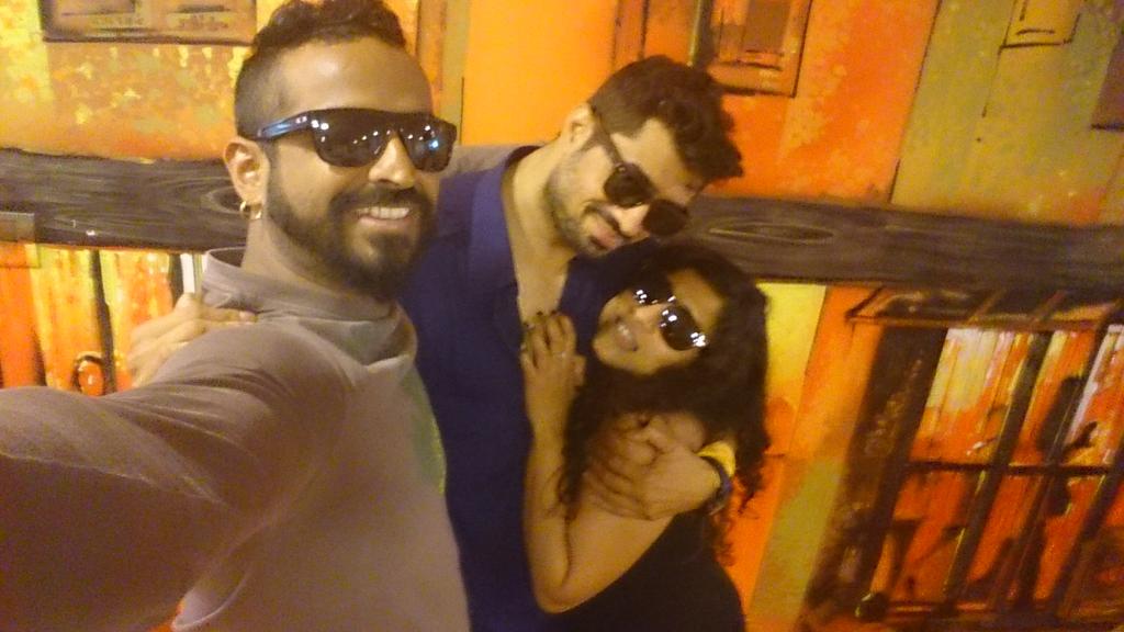 iampritampyaare's tweet photo. @mymalishka @slimshetty 
Kirti ko pata hi nahi Ki what's happening behind him.. http://t.co/Ce4bfP7FqV
