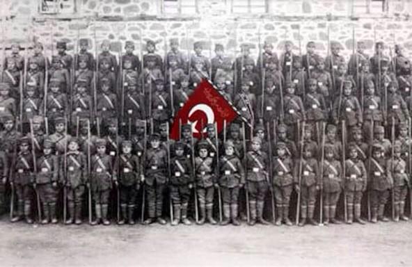 "Ölü askerleri vardı; 14, 15, 16 yaşlarında, gülüyorlardı. İlk kez kaybedeceğimizi o gün hissettik." (İngiliz Subay)