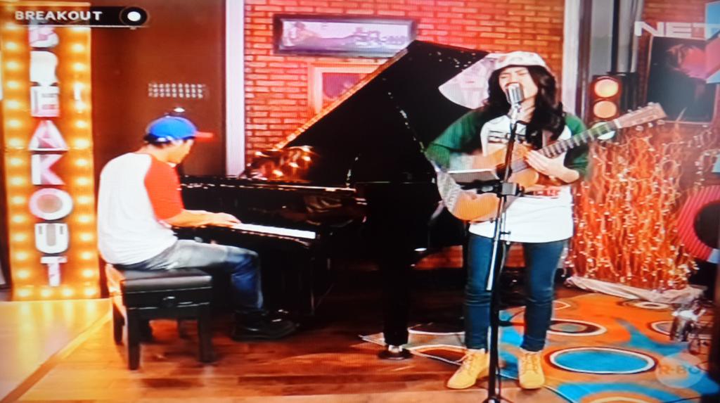 ssheinafiaz's tweet photo. Duuhh speechless liat host @breakoutnet kalo udah nge cover! @sherylsheinafia @boywilliam 😍👍 #BreakoutNETMostViewed http://t.co/3yBbSTSNw6