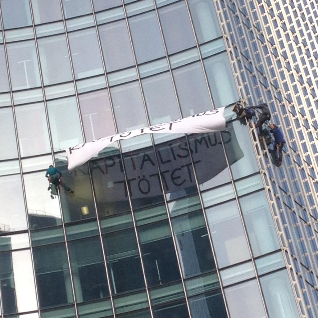 OccupyWallStNYC's tweet image. RT @eltom Climbers gonna climb motherfucking skyscrapers! "Capitalism Kills" #BannerDrop @my2cnz @Muschelschloss