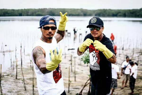 Lihat 2 orang yg sok jagoan ini. Mungkin mereka siap menghajar para investor rakus.#BaliTolakReklamasi