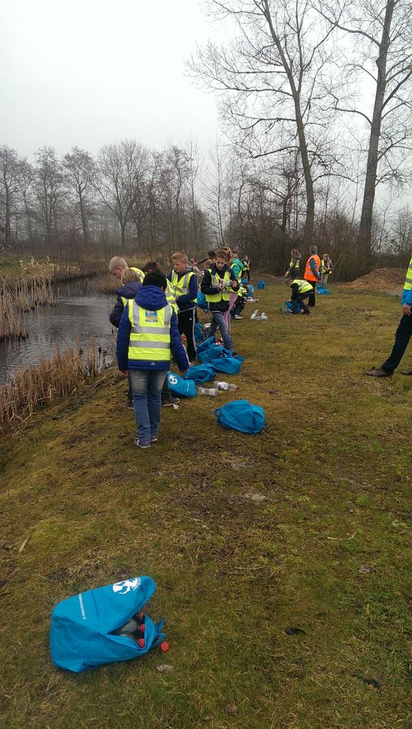 #wandelenvoorwater  zit erop. Lossen.... na de wandeling door de Reeuwijkse Hout door de schooljeugd.
