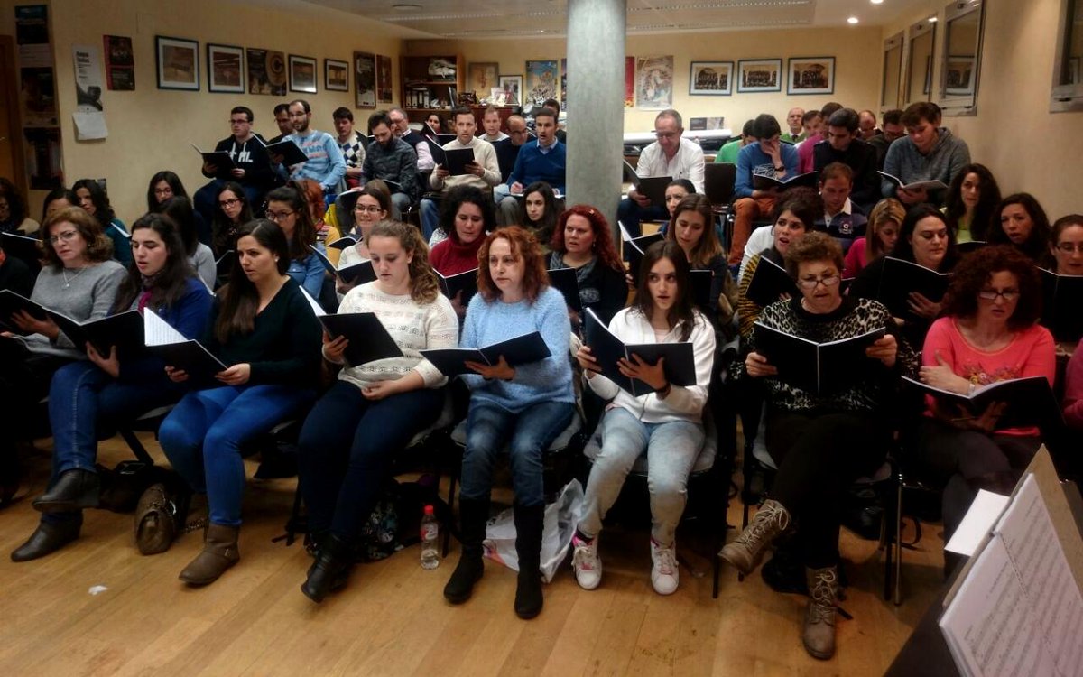 film_music_fest's tweet photo. Arrancan los preparativos para el concierto de ‘La Pasión de Cristo’ del sábado. El @CoroZiryab afina sus voces: http://t.co/2QizBPhQBH