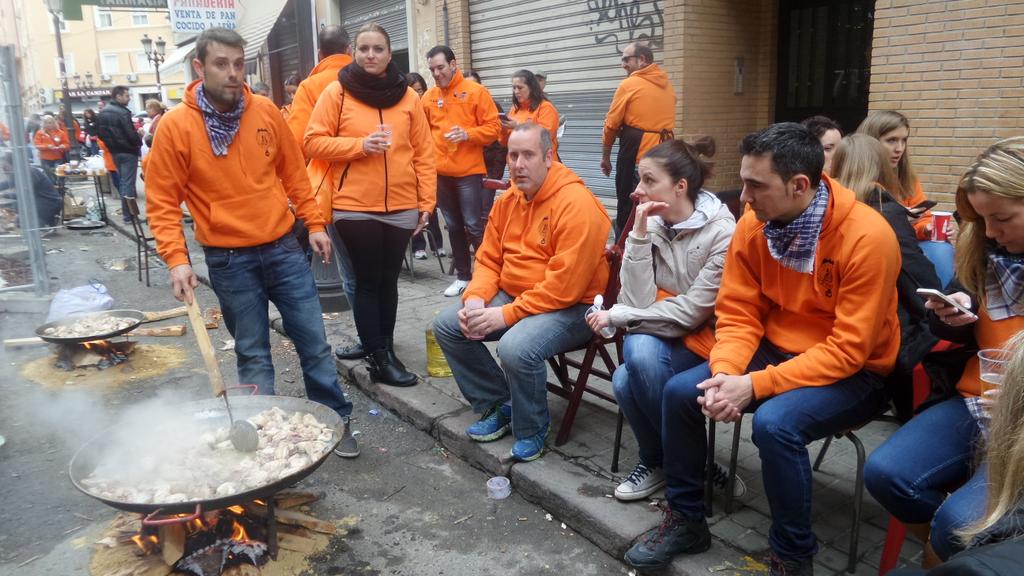 RaulPioneer's tweet image. Después de una #mascleta increíble voy a comer una paella con los #falleros #dejodelloverysiguelafiesta #fallas2015