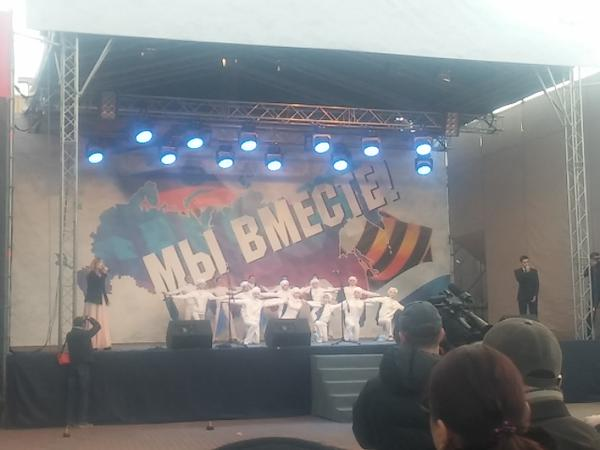 NastyaPavlov's tweet photo. #МыВместе  Спой гимн с Президентом своей страны. Возможности у всех равны. Кто на концерте сейчас сделал это! http://t.co/fdNhkJeBlJ