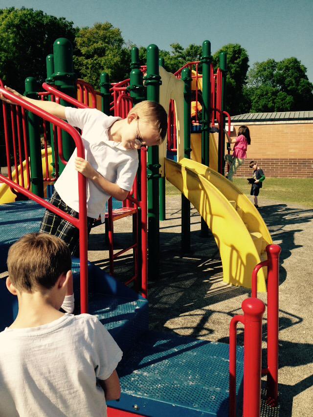 SLalashuis's tweet image. Ss creating tech project for pen pals about their fave activity at recess..finished projects to come!  #VCSchatprtech