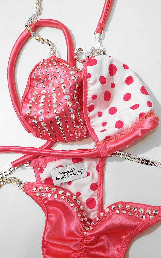 BilboSportswear's tweet photo. Pretty in Pink! The details:-) #bilbobaggs #wearethecompetition #customfitbikini #customlining #competitionbikini http://t.co/edE713Tx2k