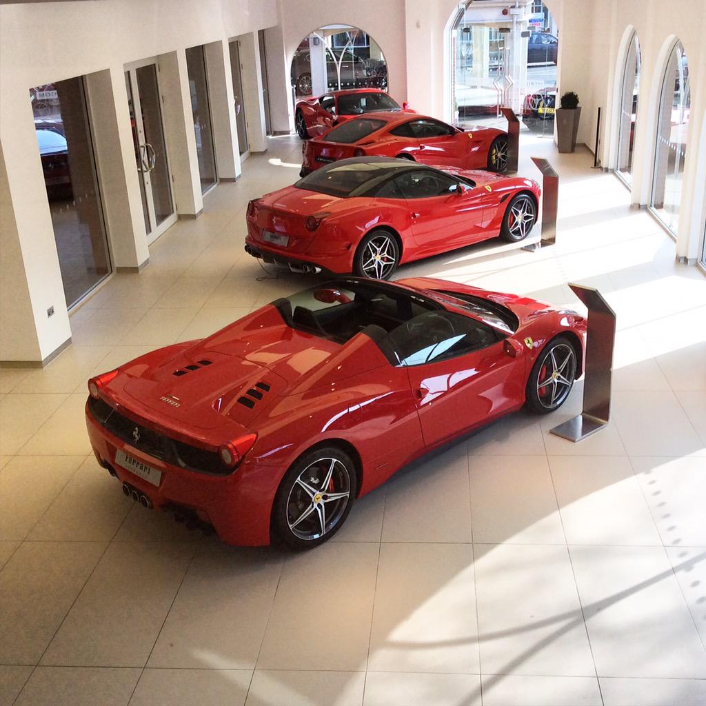 MeridienModena's tweet photo. An all red line up! #Ferrari #supercars #Lyndhurst #showroom http://t.co/Lq5VgkBXgZ