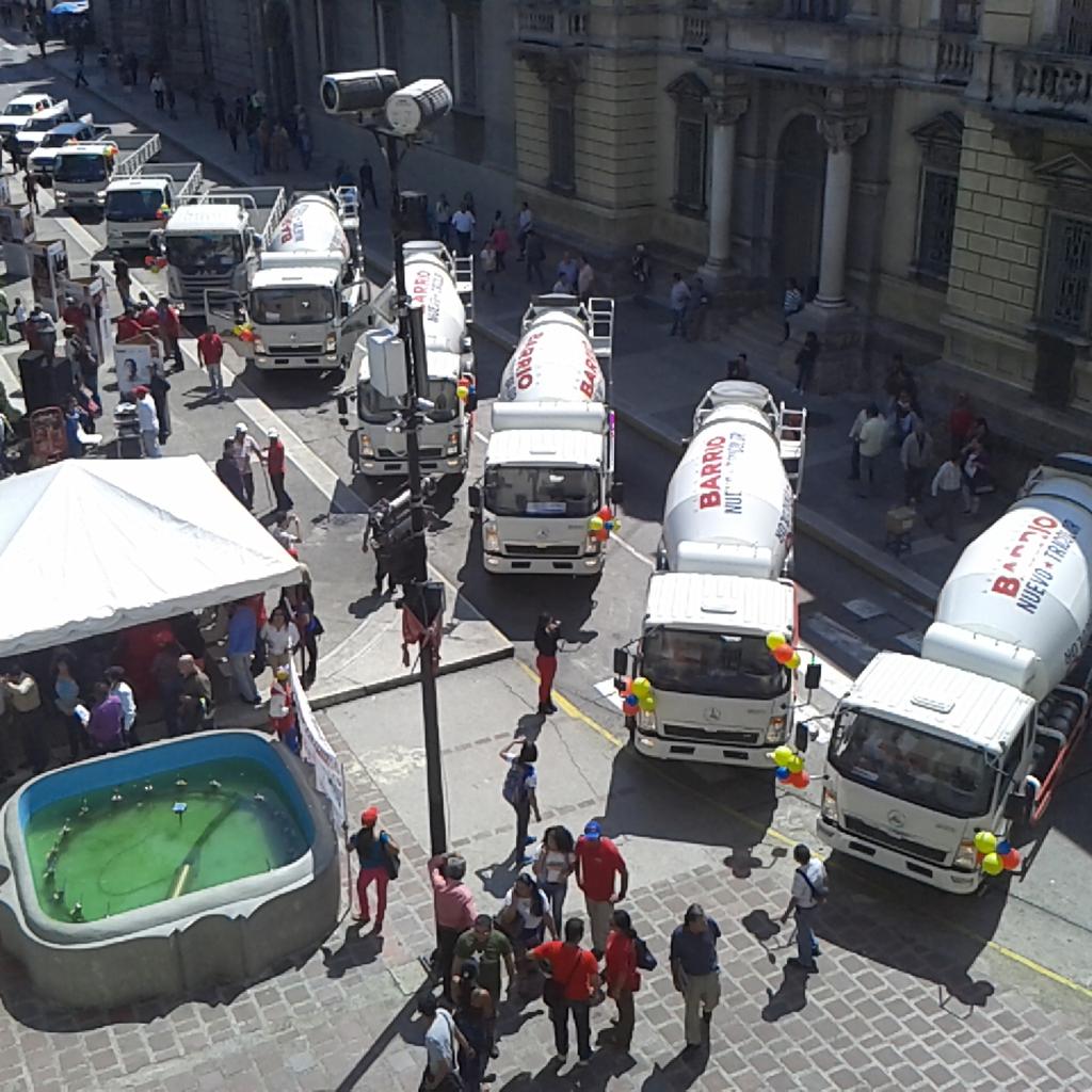 InfoMeridaVe's tweet photo. Entrega de vehículos para las comunidades en la PlazaBolivarDelEstadoBolivarianoDeMérida @GobAlexisR @NicolasMaduro http://t.co/nWVFmzrUcE