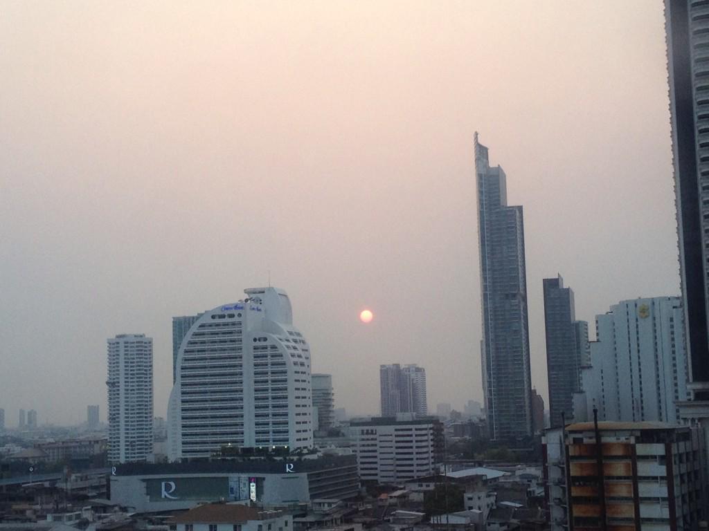 ngowsawad's tweet photo. พระอาทิตย์ตกเหมือนใครแต้มสีบนฟ้า http://t.co/O5roCYX3TI