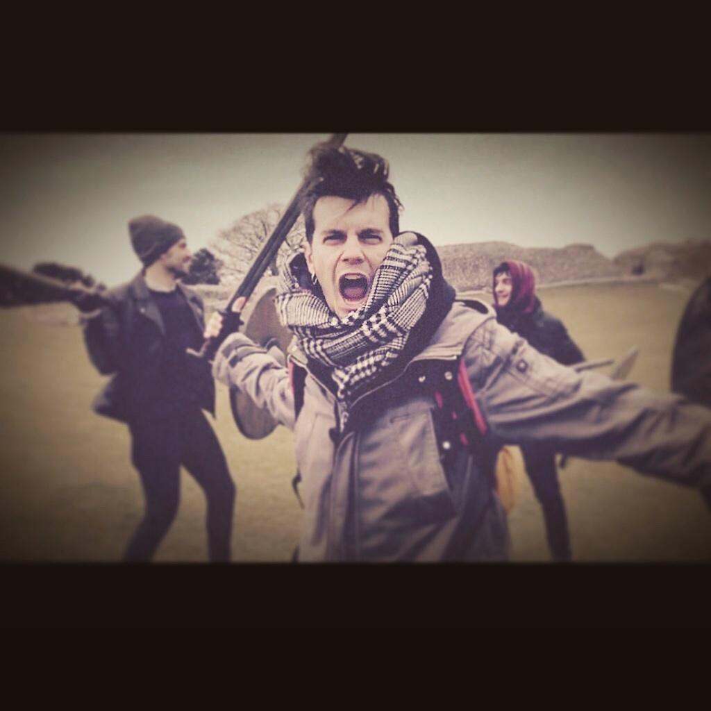 allen_bets's tweet photo. Mood of the day #fregnoni #zorrobuttaasciabola #Frodoscansate #friends #travel #londra2015 #oldsarum http://t.co/3E1f0dQbZR