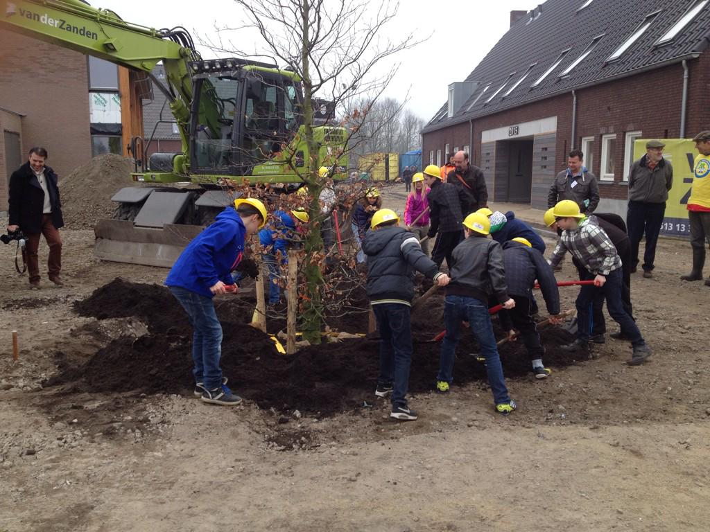 VSantvoort's tweet photo. Boomfeestdag #DeNieuweErven #Molenschot. Leuk!! http://t.co/ks6IVPUTDa