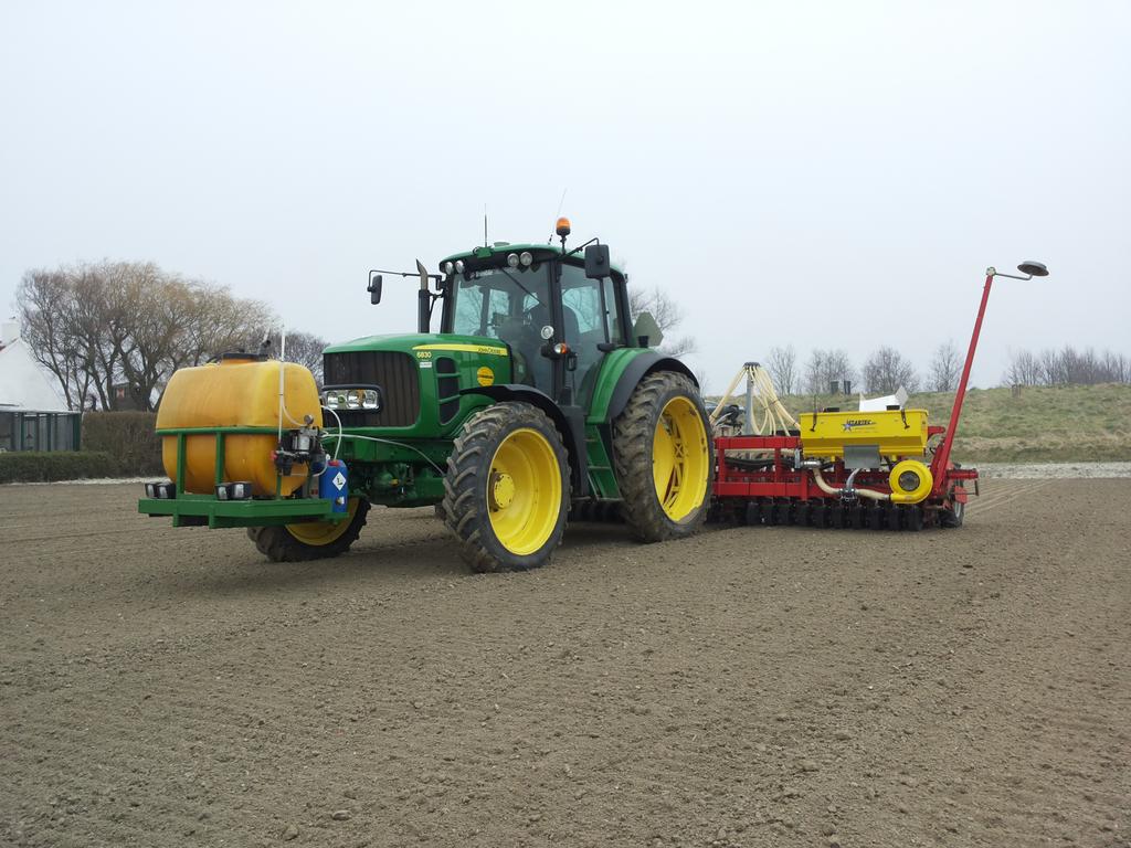 RemijnLuc's tweet photo. Steeds meer apparatuur voor granulaat #vydate en vloeibare meststoffen in rij op uienzaaimachines. Onderzoek #UIKC http://t.co/GsgSwxa1re