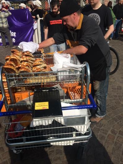 naja_xaoticca's tweet photo. Hunger hat man immer “@journalffm Und ratet mal, wer wieder mittendrin ist! #blockupy #brezelbub #18m http://t.co/x90OaVb4Q0”