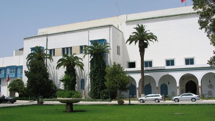 LaStampa's tweet photo. #Tunisia, terroristi prendono in ostaggio turisti. Capitale sotto attacco: «Almeno 4 morti» http://t.co/dqvBYL5ygB http://t.co/k4jMtsI3vw
