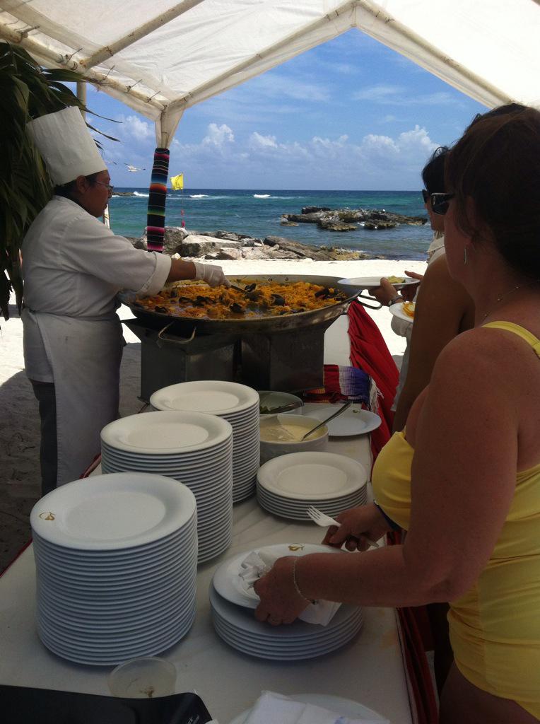 AliCatArt's tweet image. You would have loved this @foodiePrints. Seafood paella, Mexican style...right on the beach. #lastingmemory