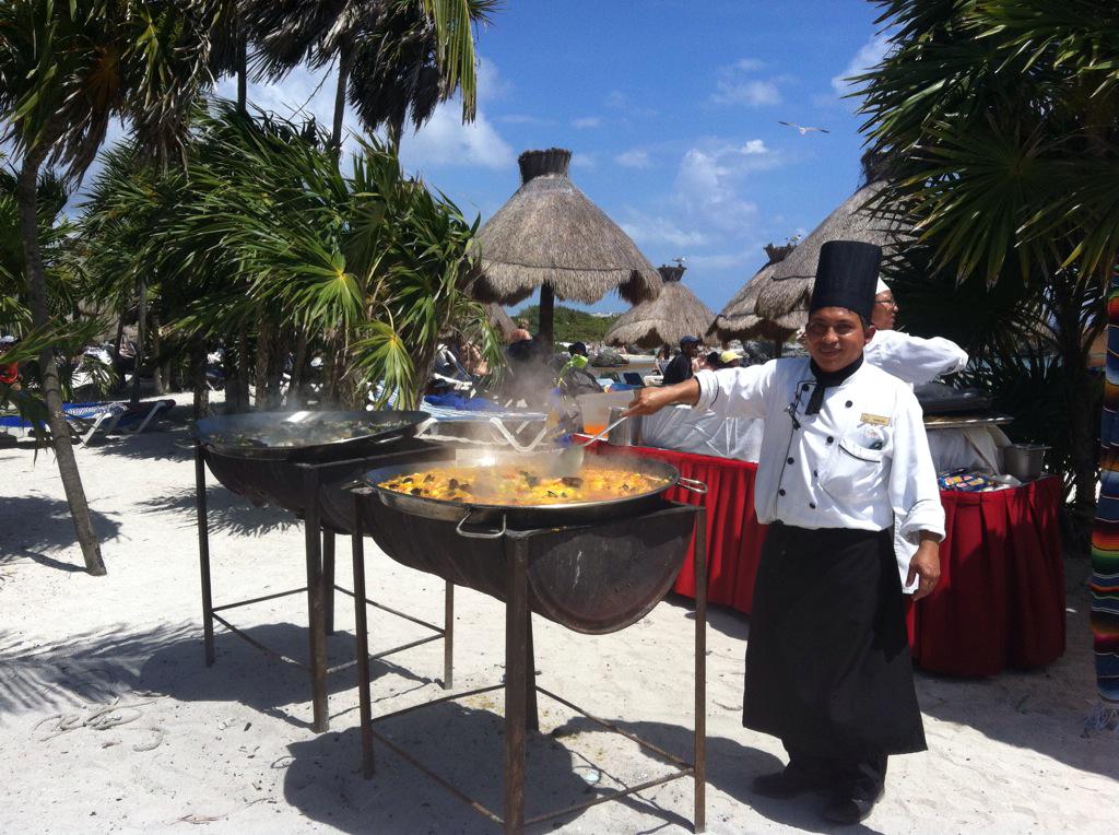 AliCatArt's tweet image. You would have loved this @foodiePrints. Seafood paella, Mexican style...right on the beach. #lastingmemory