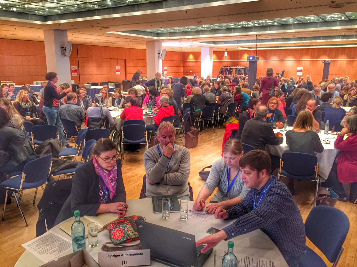 leanderwattig's tweet photo. Fotos von der @autorenrunde. Richtig gut war's. 200+ zufriedene Teilnehmer:
https://t.co/tv8CS8JInv
#lbm15 #lar15 http://t.co/n1ZYFW5Siq