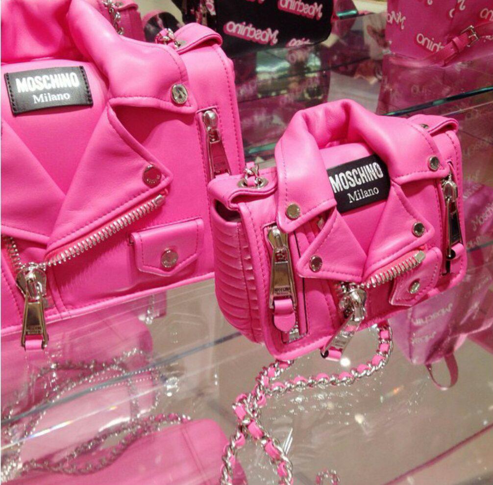 #Moschino'dan #Barbie çantasi. Çok ilginç ama benim tarzim degil acikcasi :)