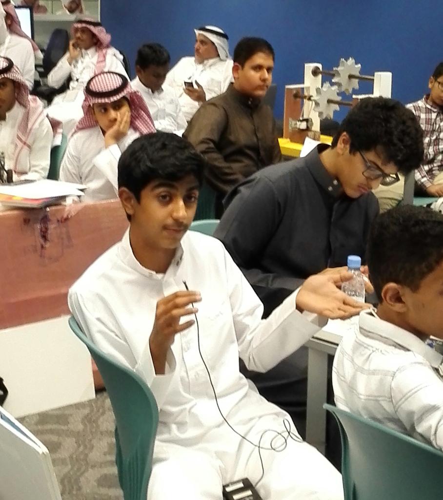 #يحدث_الآن حلقة نقاش بين الطلبة مع الدكتور دانيال الغزاوي والذي يتحدث عن آلية الابتكار في ورشة العمل
#مهرجان_العلوم