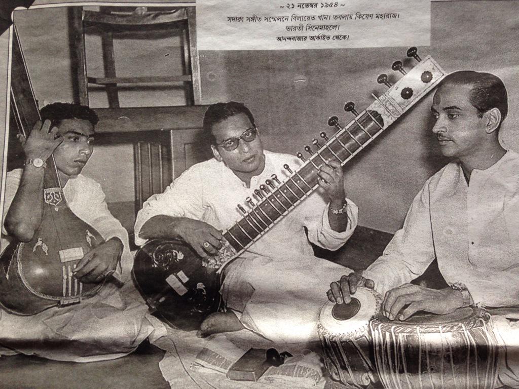 1953 #ustadvilayatkhan & #panditkishanmaharaj rehearsing at greenroom. Imrat Khan-tanpura. #anandabazar #music #sitar