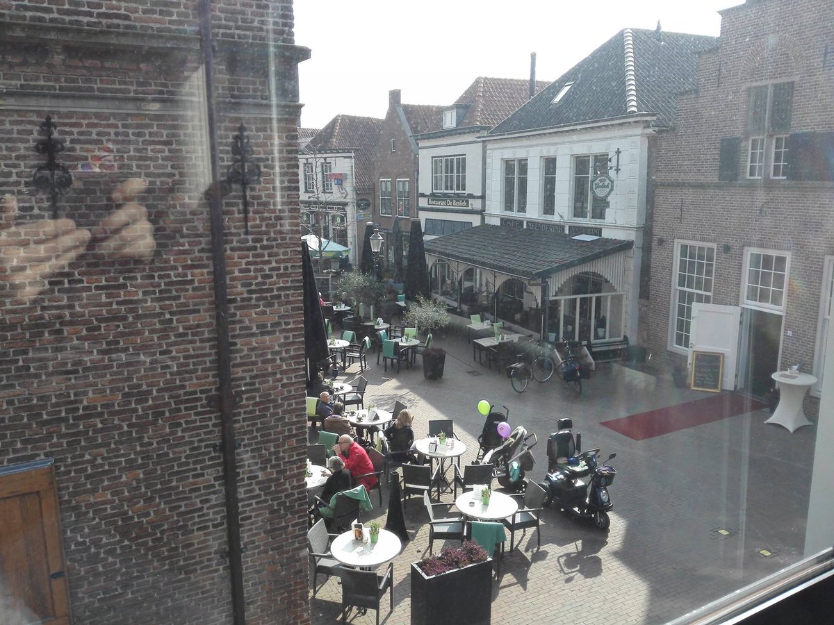 De nieuwe redactie <a href="/Stadshuus/">Stadshuus</a> #Lochem is nog niet gesticht of we zitten alweer aan de overheerlijke stroopwafels!