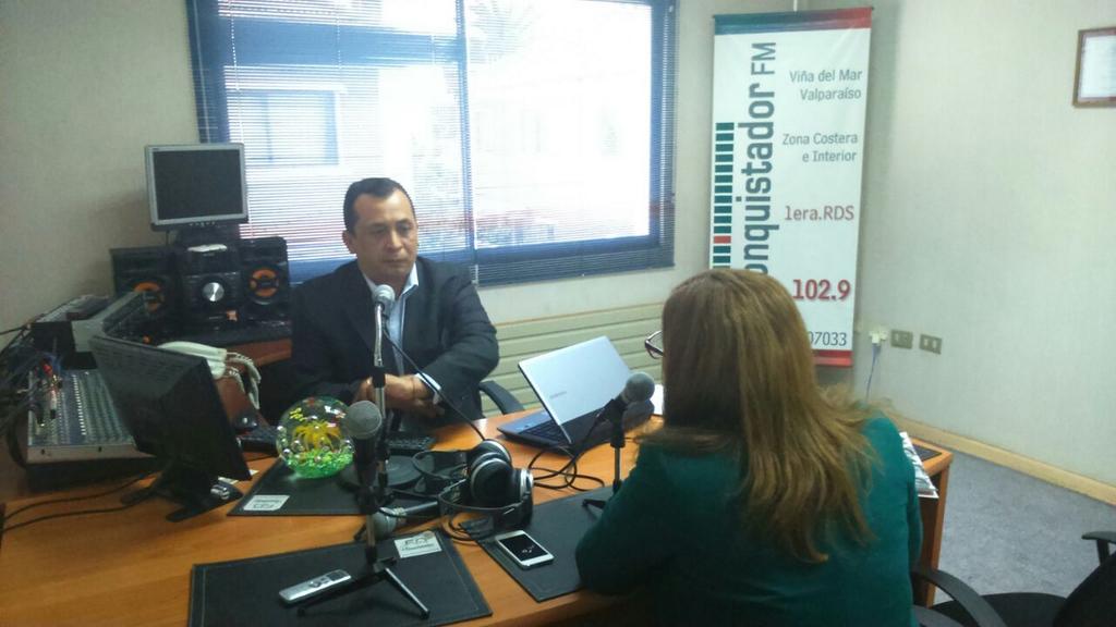 Marsepgo's tweet photo. @seremigobiernoV está en la Radio El Conquistador con @FreddyPonceB hablando de  Fondos de Medios y Fortalecimiento http://t.co/RW8UcdD72j