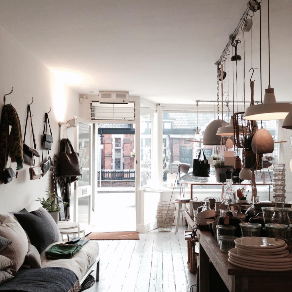 Shop door wide open... Feeling spring is in the air ☀️