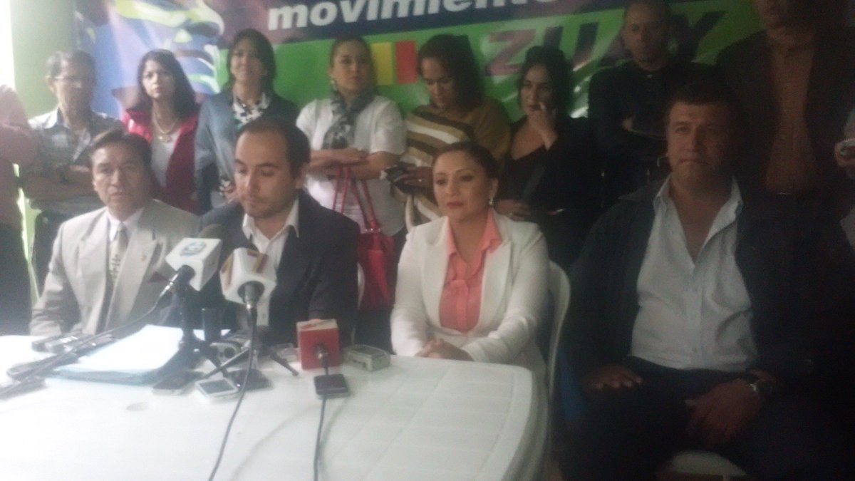 RCAzuay's tweet photo. Director de #APAzuay @jcristoballoret en rueda de prensa habla sobre desafiliación de concejal Ivan Granda. http://t.co/atBrAPhrC4