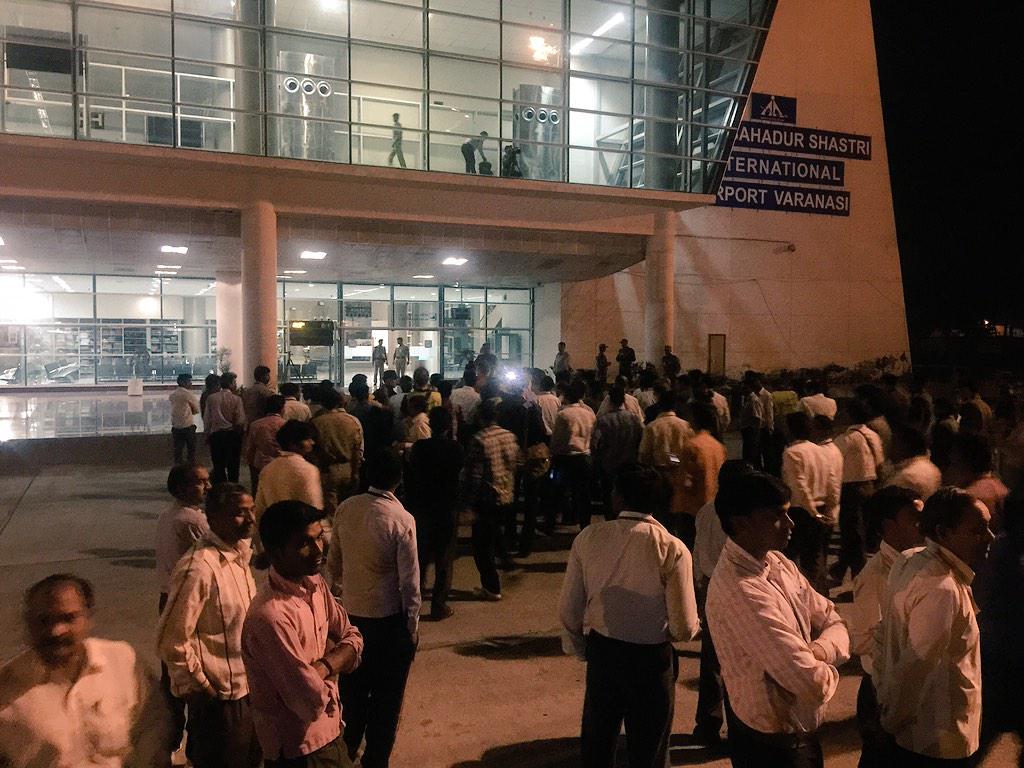 solarimpulse's tweet photo. Energizing and colorful welcome ceremony as a surprise for @andreborschberg in #Varanasi #solarimpulse http://t.co/AK0YbC0KCl