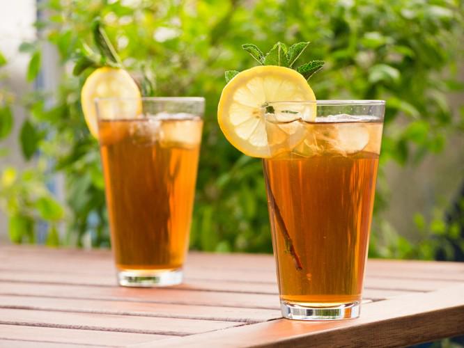 Voorjaar! Daar hoort een zonnig ijsje bij! Daarom nu nieuw in de vitrine: IJsthee-ijs! Echt zalig! Lepeltje proeven?